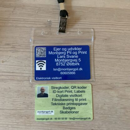 Kort 1 - Elektronisk visitkort. Skabelon. Vandret. Plastik kort i ID kort størrelse med chip, kodet med link til dit elektroniske visitkort. Brug også eget design.