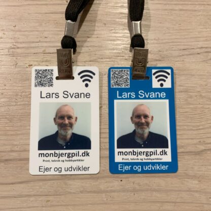 Kort 2 - Elektronisk visitkort. Skabelon. På højkant. Plastik kort i ID kort størrelse med chip, kodet med link til dit elektroniske visitkort. Mulighed for eget design.