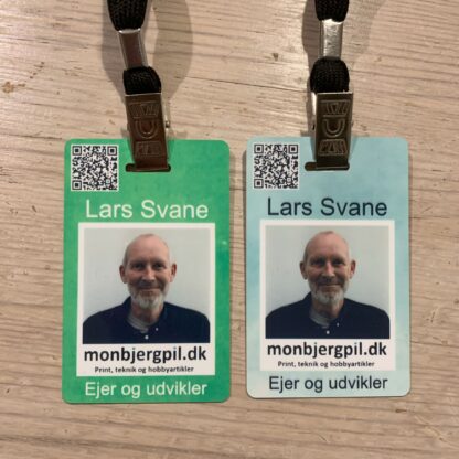 Kort 4 - QR link til firma hjemmeside. Skabelon. Plastik kort i ID kort størrelse uden chip, med link til firma hjemmeside fra QR kode. Mulighed for eget design.