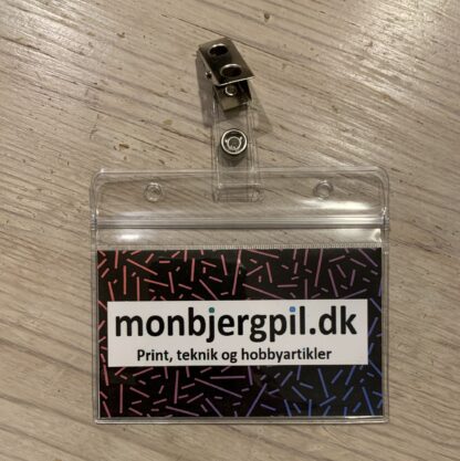 Kort 15 - Eget design. ID kort. 100 gram blankt papir. Farveprint. Vandret. Print på begge sider. Med plastikholder og sort halsrem.