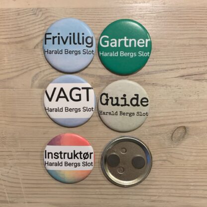Badge 6 - Med 2 tekst linjer med magneter på bagsiden. 5,5 cm. Standard størrelsen. Farvetryk på 100 grams blankt papir. Blank gennemsigtig forside.