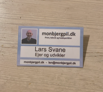 Kort 24 - Skabelon. Kongres navneskilt i fuld farvetryk. 9 x 5,5 cm. Med foto, uden chip.
