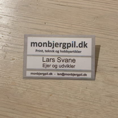 Kort 25 - Skabelon. Kongres navneskilt i fuld farvetryk. 9 x 5,5 cm. Uden foto, uden chip.