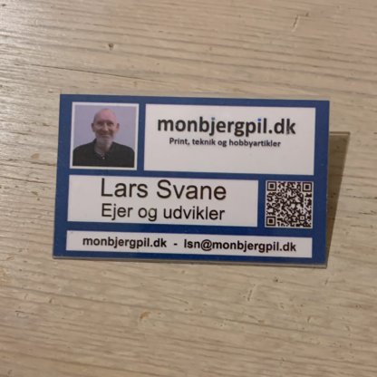 Kort 26 - Link til hjemmeside. Skabelon. Kongres navneskilt i fuld farvetryk. 9 x 5,5 cm. Med foto, uden chip