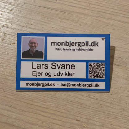 Kort 28 - Link til hjemmeside. Skabelon. Kongres navneskilt i fuld farvetryk. 9 x 5,5 cm. Med foto og QR kode med link til hjemmeside, med chip