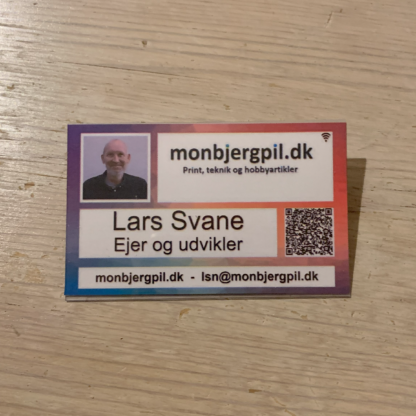 Kort 29 - Elektronisk visitkort. Skabelon. Kongres navneskilt i fuld farvetryk. 9 x 5,5 cm. Med foto og QR kode. Med chip.