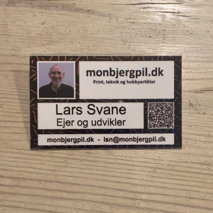 Kort 30 - Elektronisk visitkort. Skabelon. Kongres navneskilt i fuld farvetryk. 9 x 5,5 cm. Med foto og QR kode. Uden chip.
