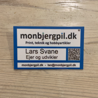 Kort 32 - Link til hjemmeside. Skabelon. Kongres navneskilt i fuld farvetryk. 9 x 5,5 cm. Uden foto. Valgfri QR kode med link til hjemmeside, med chip.