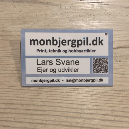 Kort 33 - Elektronisk visitkort. Skabelon. Kongres navneskilt i fuld farvetryk. 9 x 5,5 cm. Uden foto. Valgfri QR kode. Med chip.